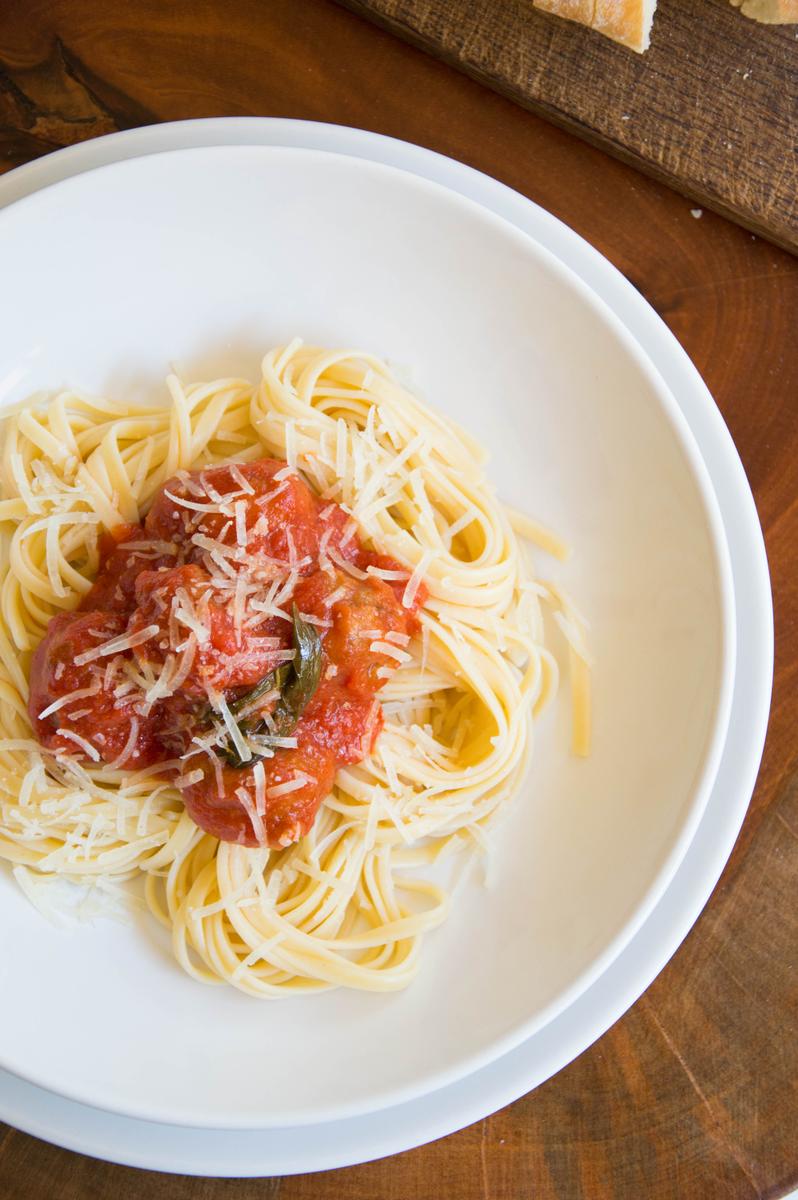espagueti con albóndigas con tomate emplatado