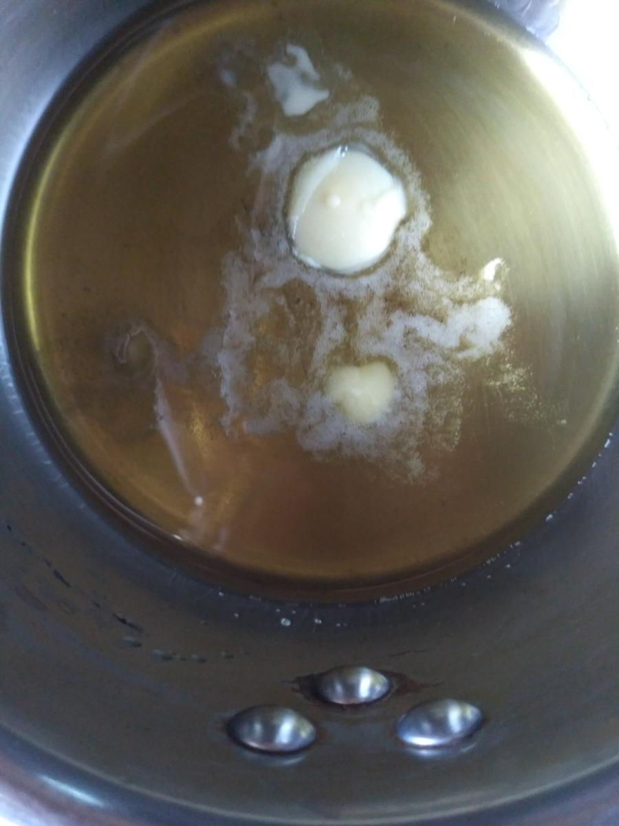 Añadimos a la cera derretida la manteca de cacao una vez retirada la cacerola del fuego