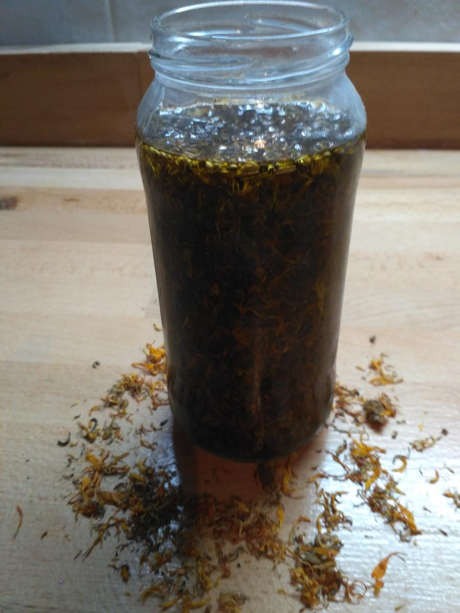 Aceite de oliva con las flores secas de caléndula