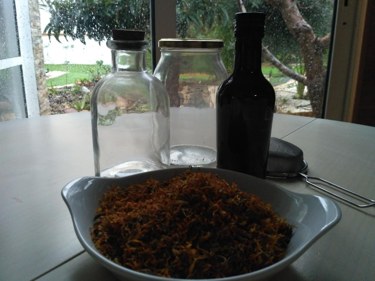Aceite de oliva virgen extra, flores de caléndula y unos cuantos botes.