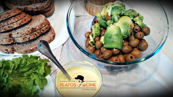 Aperitivos de paté de aceituna con aguacate y mostaza