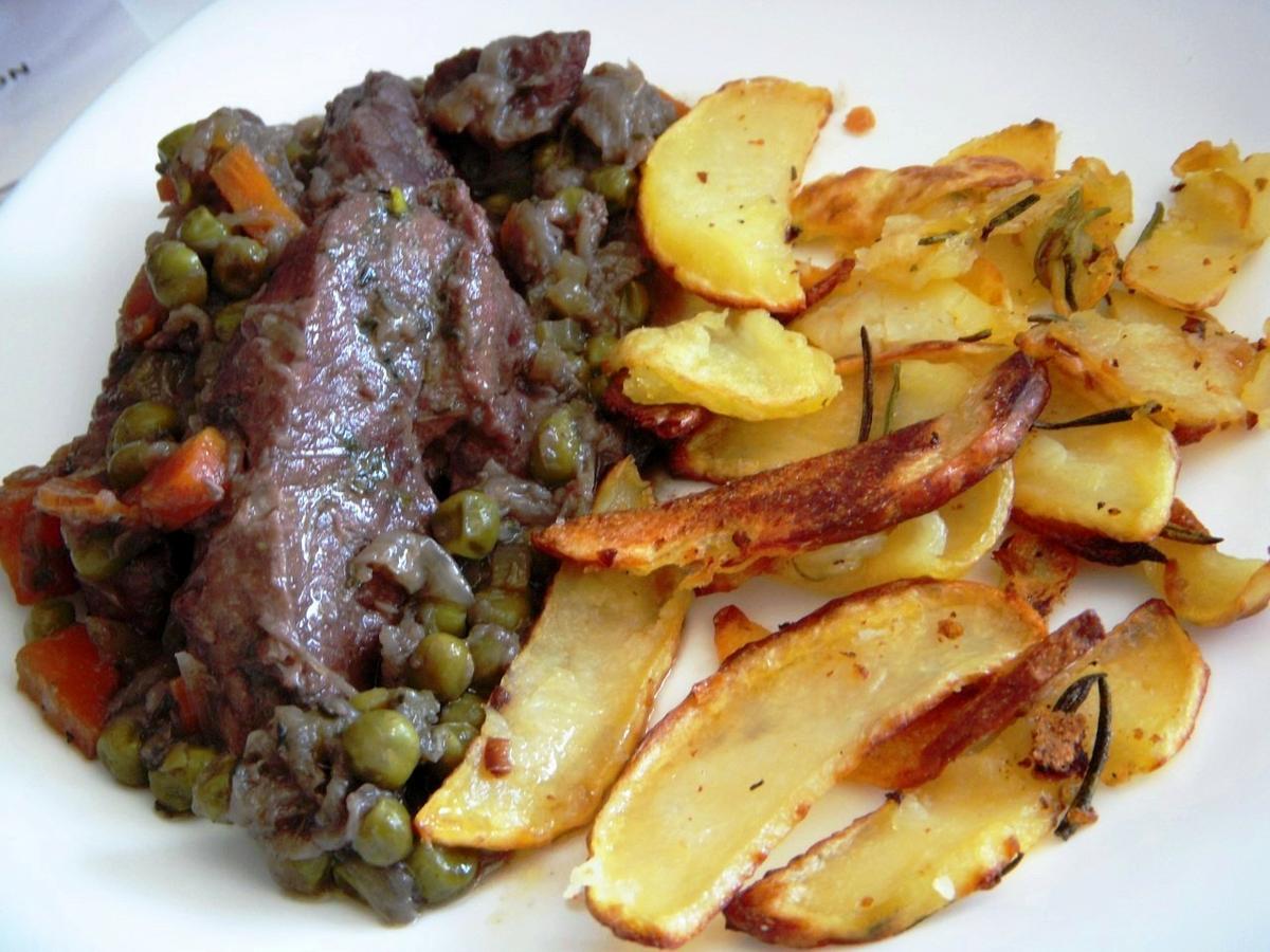 Estofado de ternera con guisantes y patatas - Spezzatino di girello con piselli e patate al forno - Beef stew with carrots peas and potatoes