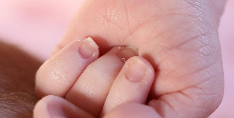 Cutículas finas en manos de bebés