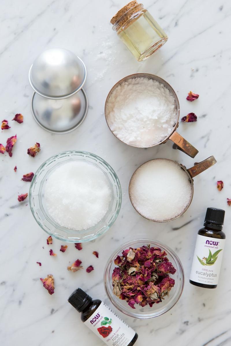 3_ideas_diy_para_regalar_en_San_Valentín_bombas_baño_rosa_eucaliptos_material