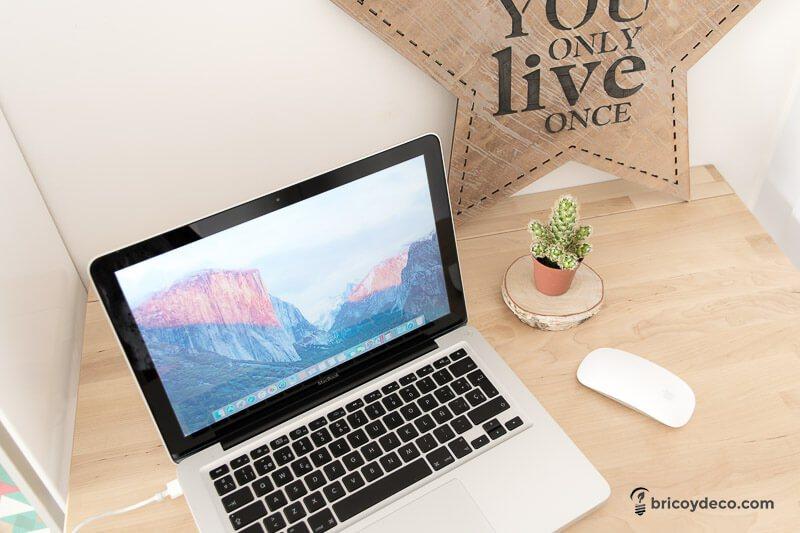 instalar un enchufe sin obras para aprovechar un rincón como escritorio