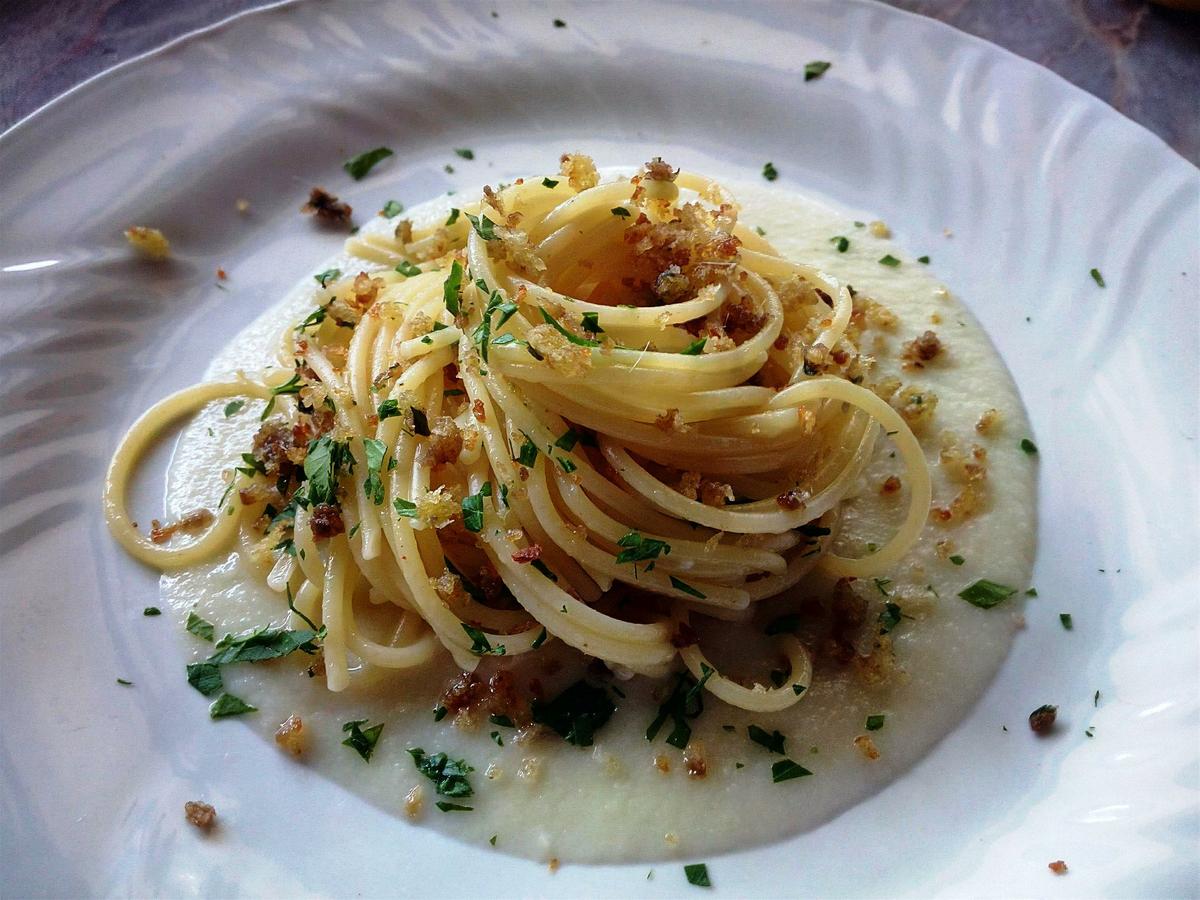 Espaguetis con crema de coliflor y anchoas - Spaghetti aglio e olio con crema di cavolfiore e pane allacciuga - Cauliflower and anchovy pasta recipe