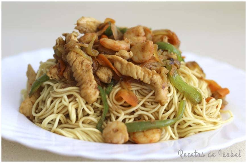 Noodles con gambas y pollo