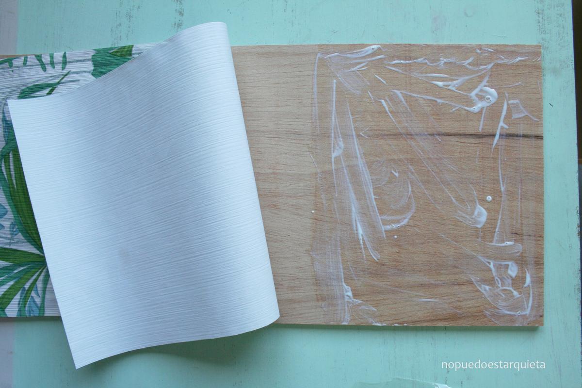 Bandeja con madera y papel pintado. DIY. Handmade. Decoración.