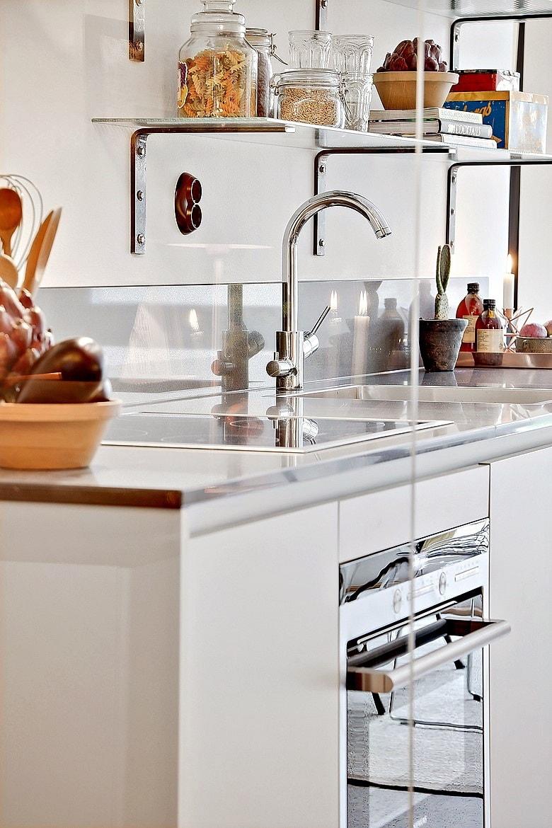 Tabiques_acristalados_para_mini_piso_decoinspiración_zona_aguas_cocina_detalle_estantes