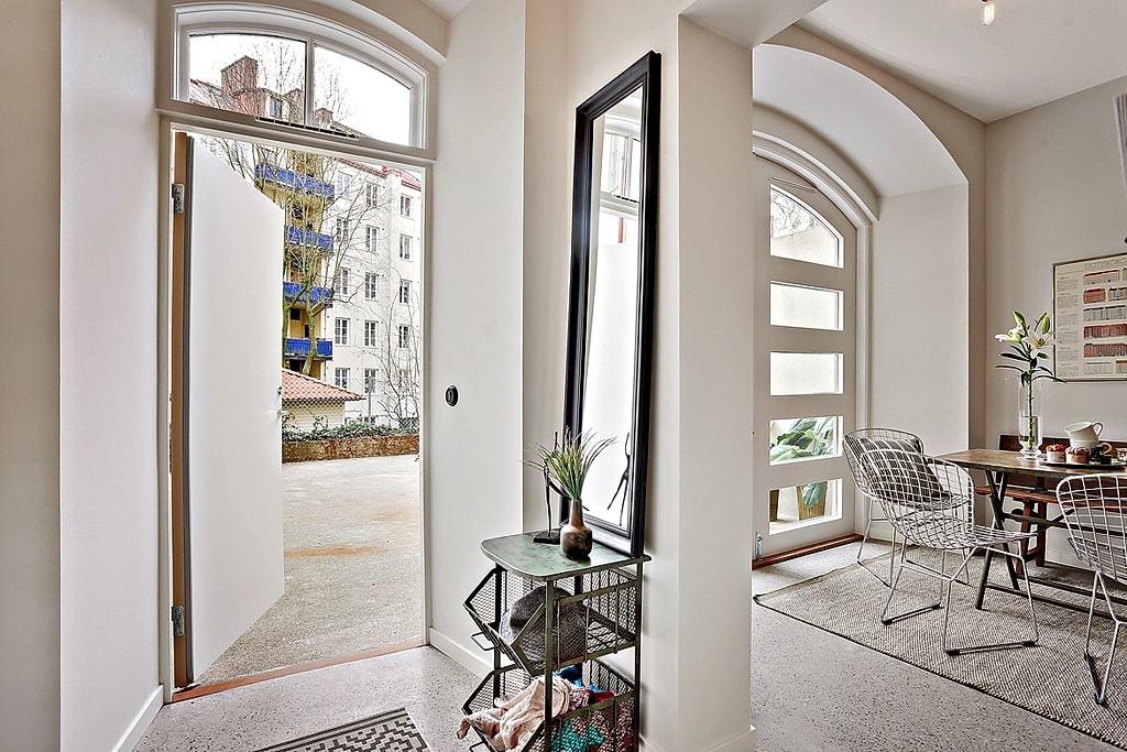 Tabiques_acristalados_para_mini_piso_decoinspiración_recibidor_paleta_neutra