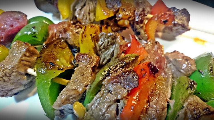 Brochetas de ternera con champiñones