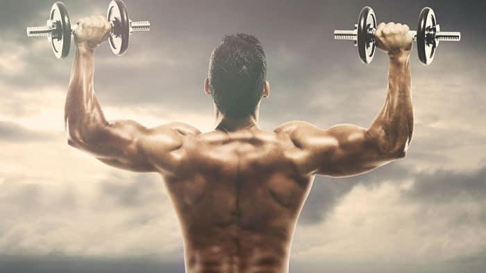 Hombre aplicando rutina de fuerza 5x5 en hombros