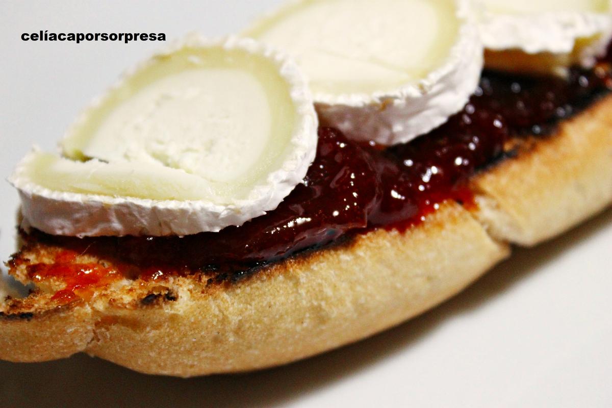 tosta-de-pimientos-caramelizados-con-queso-rulo-de-cerca