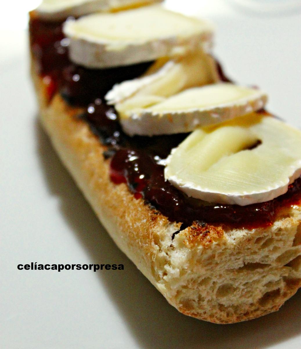 tosta-de-pimientos-caramelizados-con-queso-rulo