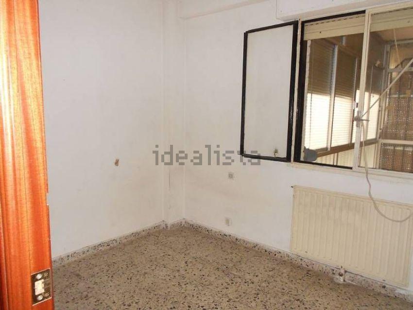 Habitación 1, la encontramos a la izquierda nada más entrar en el piso, la ventana da a una terraza-1 cerrada