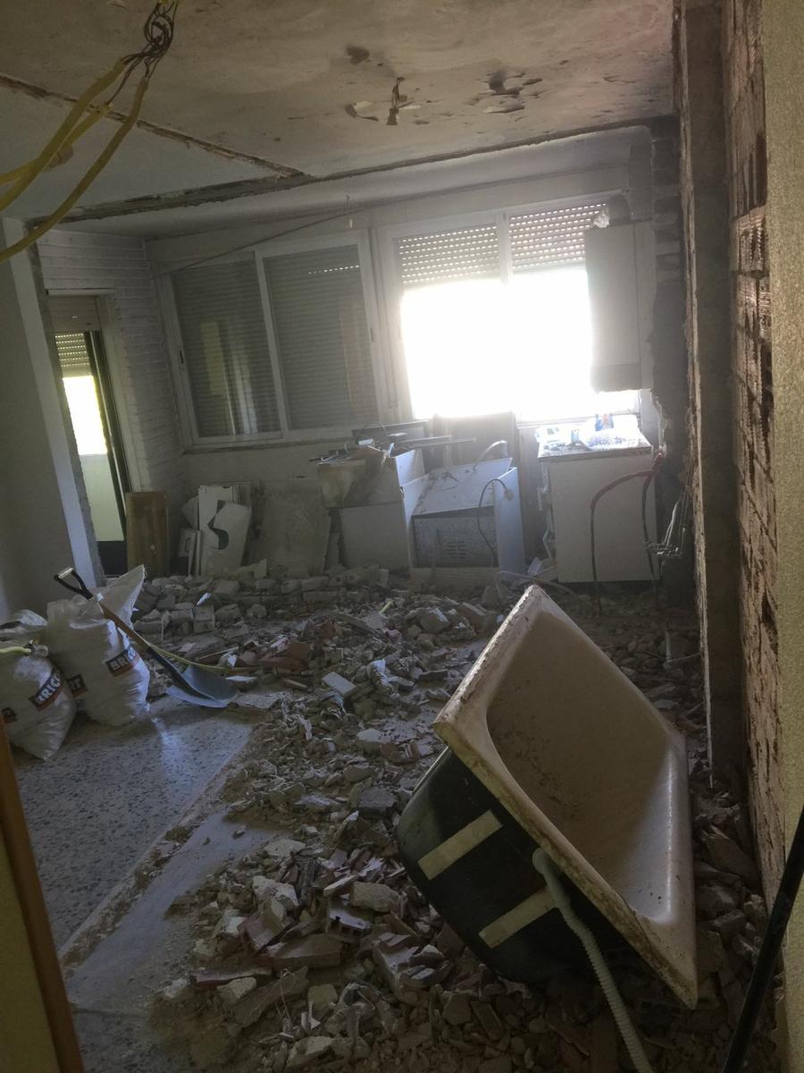 Tiramos paredes de terraza-2 y habitación-2 con cocina, dejamos una sala única.