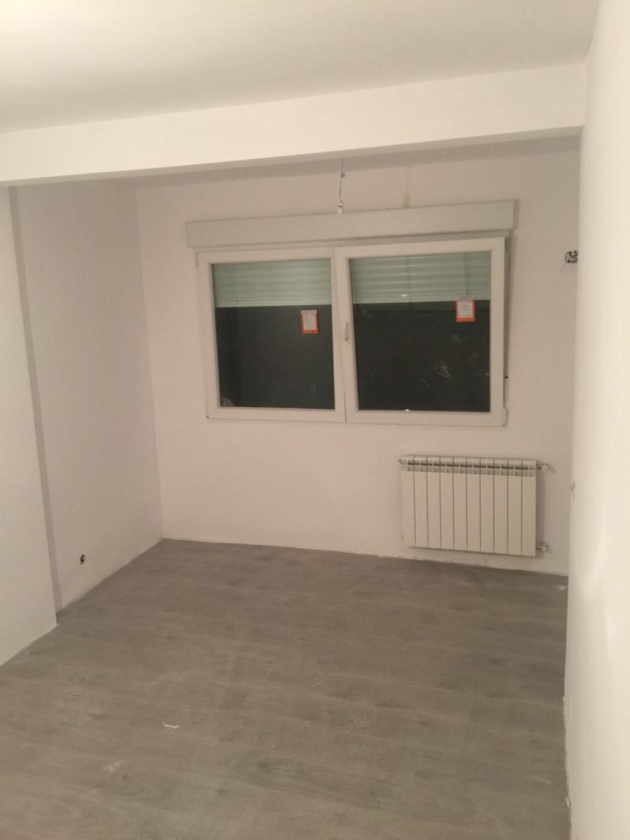 Habitación-2 antes el salón. Paredes y carpintería blanca, suelo y rodapié gris claro