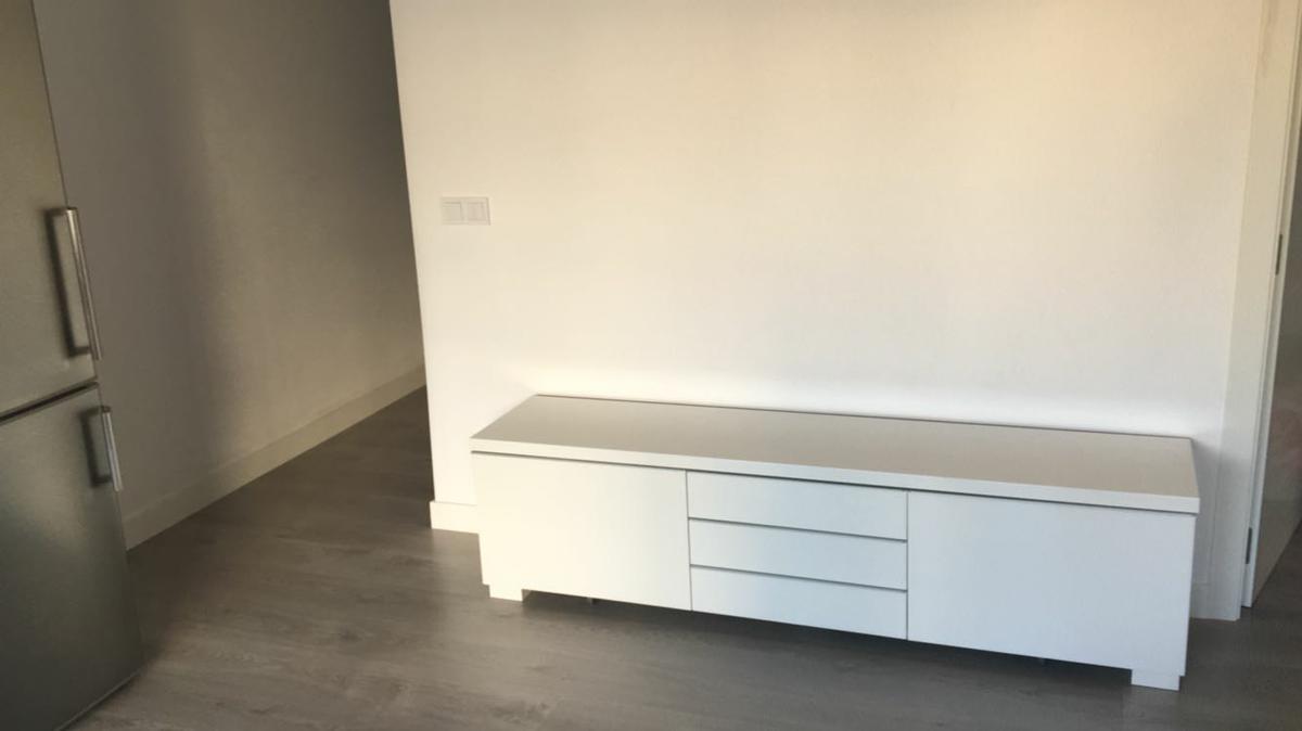 Entrada al salón, mueble de TV