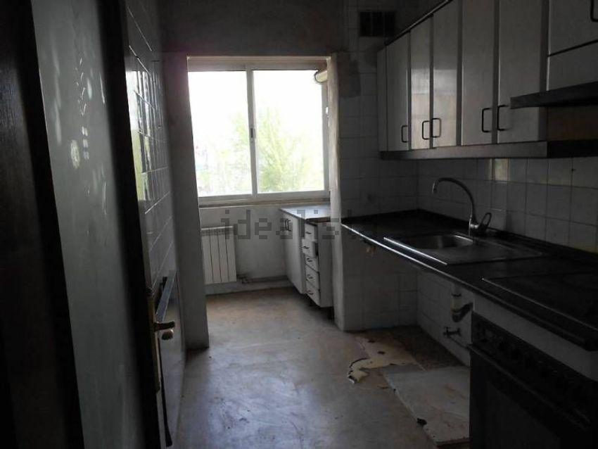 Cocina y terraza cerrada al fondo