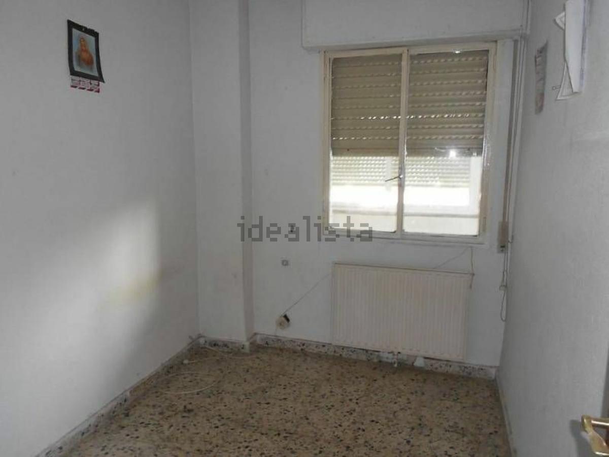 Habitación 2, se encuentra al lado de la cocina, la ventana también da a la terraza cerrada corrida