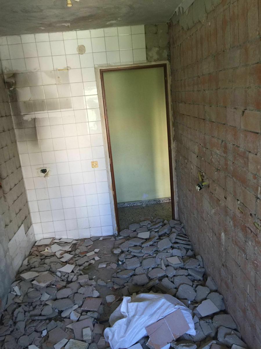 Tiramos azulejos y paredes de la cocina