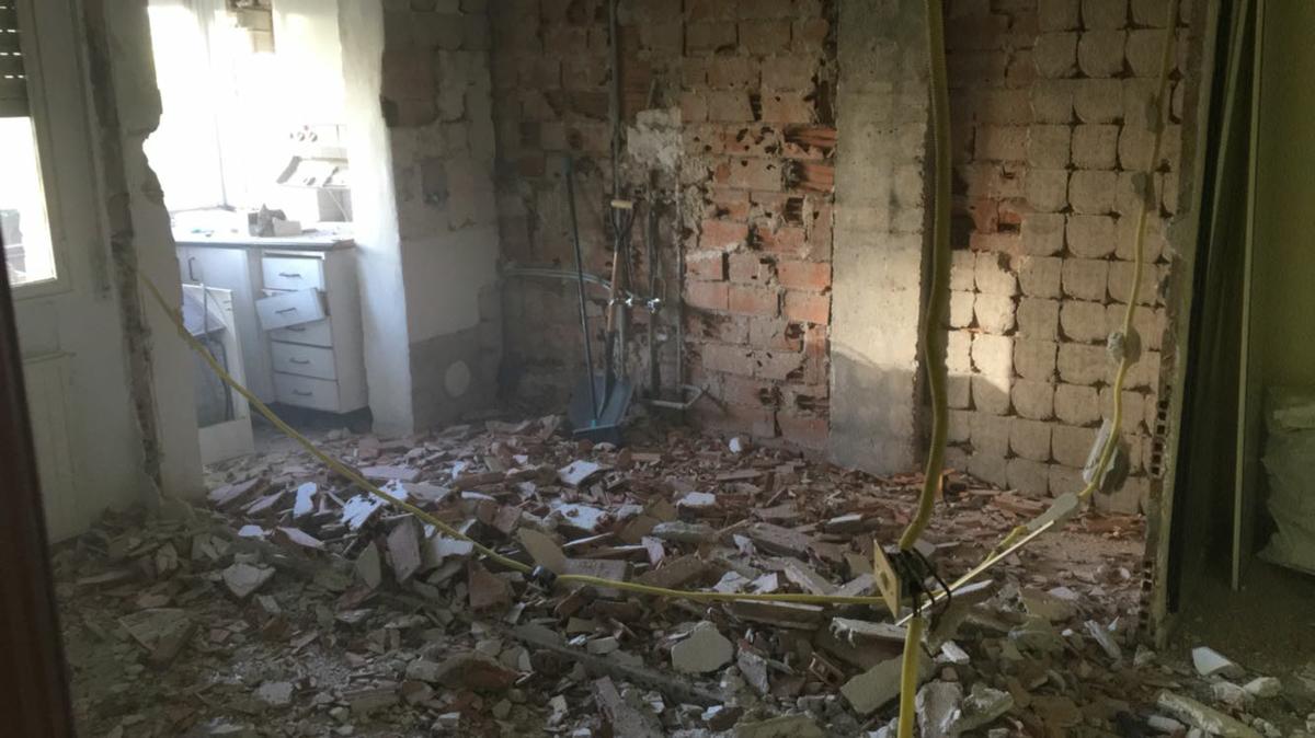 Tiramos azulejos y paredes de la cocina