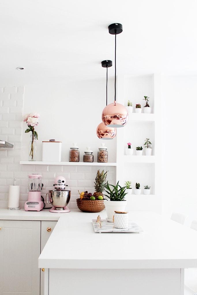 blanco_en_la_reforma_de_una_cocina_interiorismo_detalle_lámparas_cobre