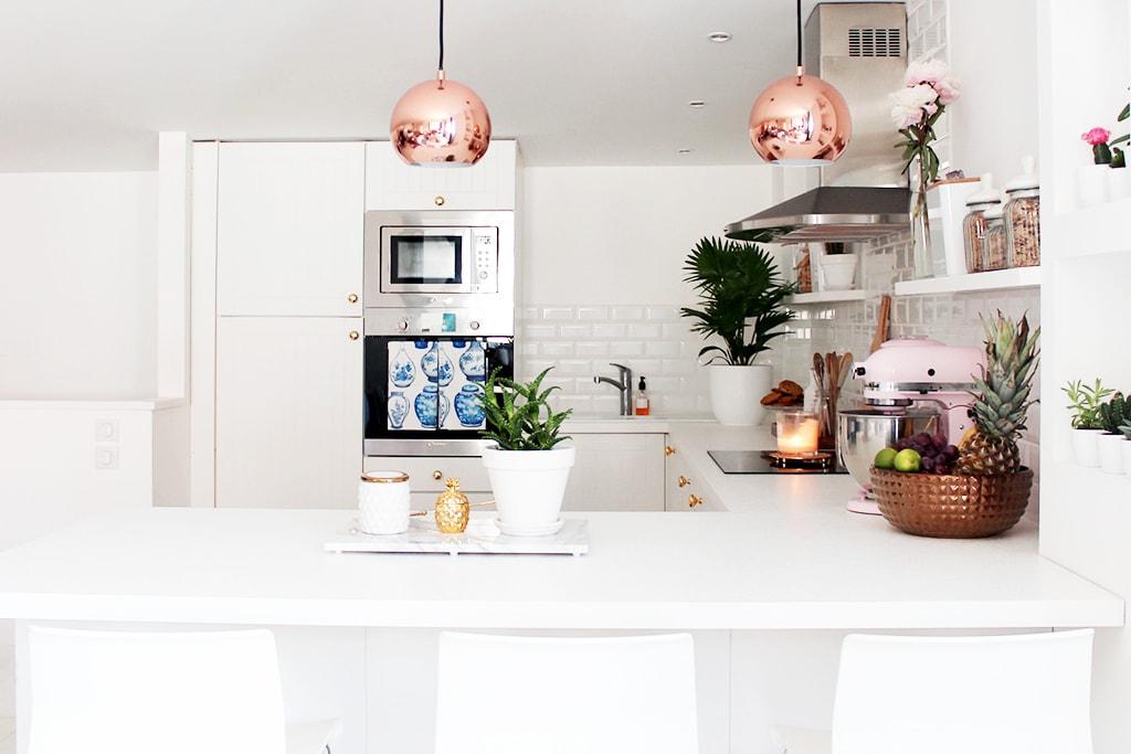 blanco_en_la_reforma_de_una_cocina_interiorismo_vista_cocina_espacio_barra