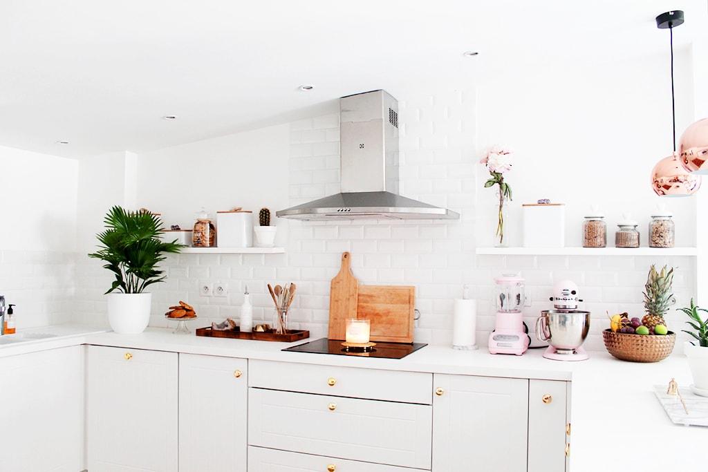 blanco_en_la_reforma_de_una_cocina_interiorismo_vista_cocina_forma_L