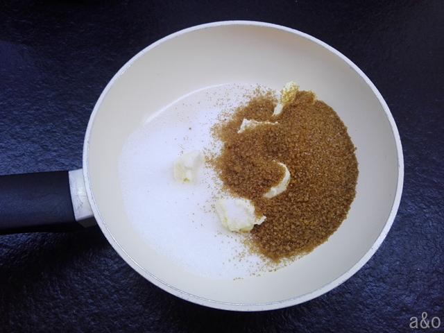 Mezclamos la mantequilla con los dos azúcares.