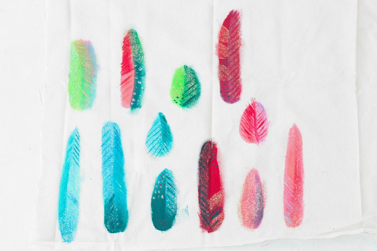 Plumas de tela, visto en "I am a Mess Blog"