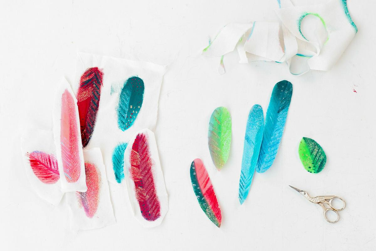 Plumas de tela, visto en "I am a Mess Blog"