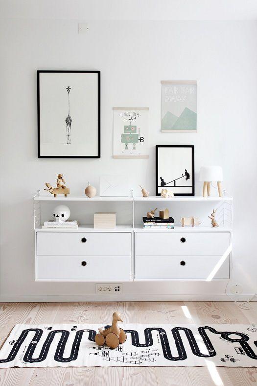Trucos_decoración_espacios_infantiles_más_seguros_decoinspiración_mueble_estilo_nórdico_colgado_pared