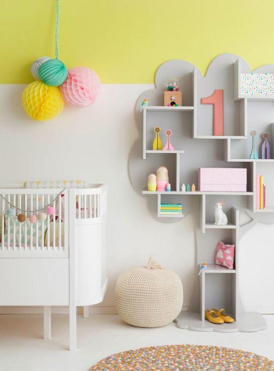 Trucos_decoración_espacios_infantiles_más_seguros_decoinspiración_estantería_pared_forma_árbol