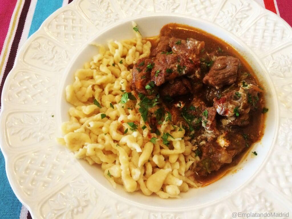Receta de goulash húngaro tradicional con spätzle casero
