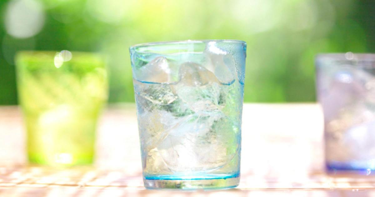 beneficios de tomar agua para la salud l- anti envejecimiento , y sentirnos mas alegres
