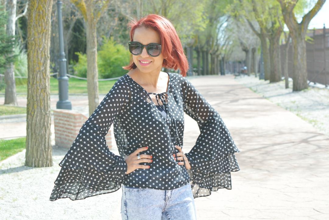 Look con blusa de lunares 11
