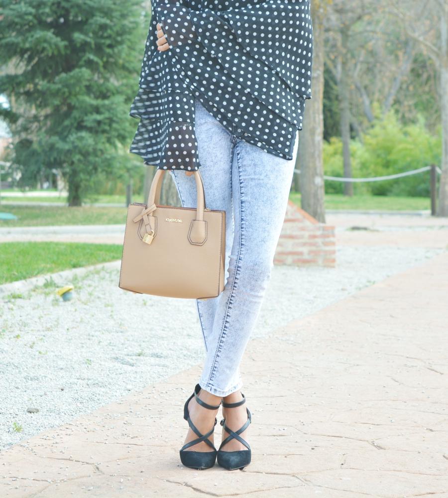 Look con blusa de lunares 16