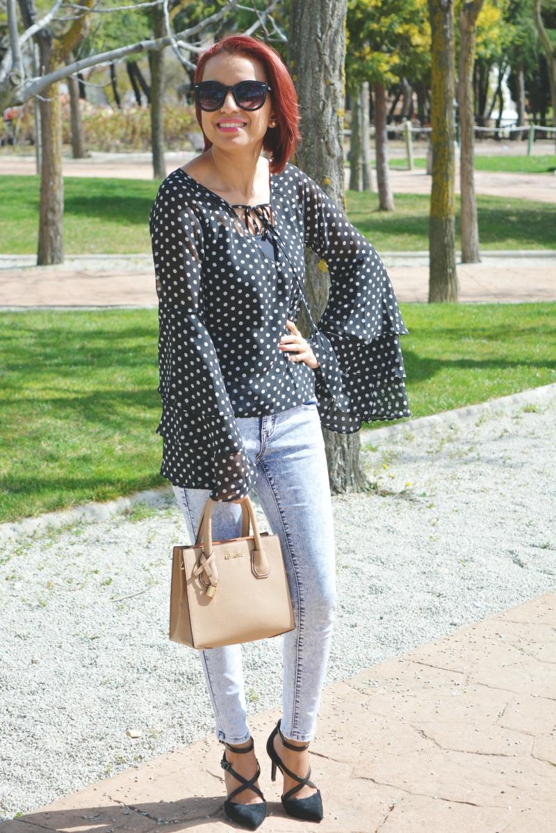 Look con blusa de lunares 8