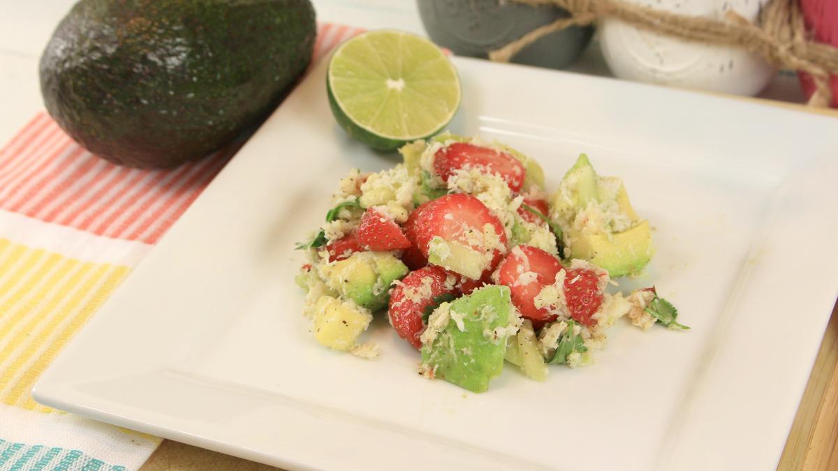Ensalada de cangrejo con fresas y aguacate
