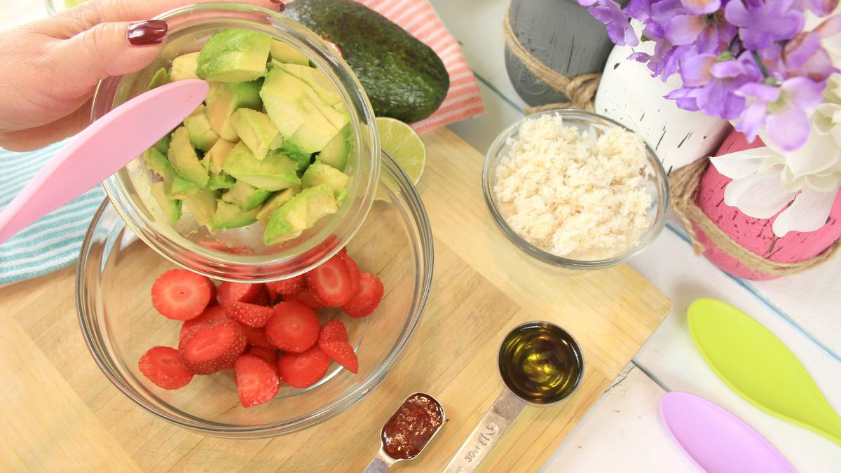 Ensalada saludable cangrejo, fresas y aguacates