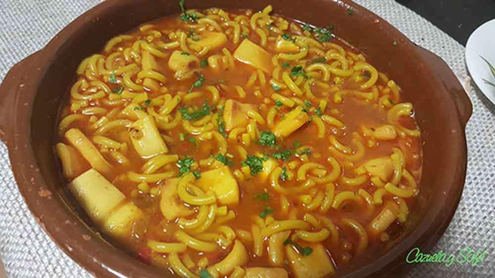 Cazuela-de-fideos-caldosos-con-calamares