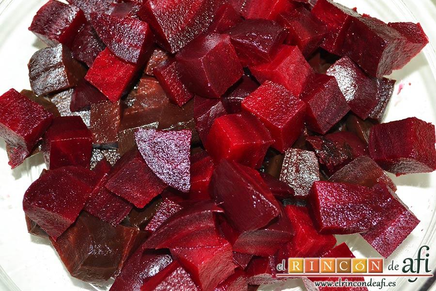 Ensaladilla de remolacha o patzarosalata, trocear las remolachas en un bol para guardar el juego