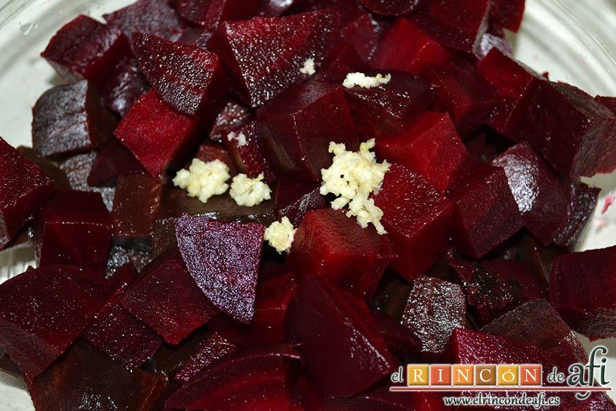 Ensaladilla de remolacha o patzarosalata, añadir el ajo prensado