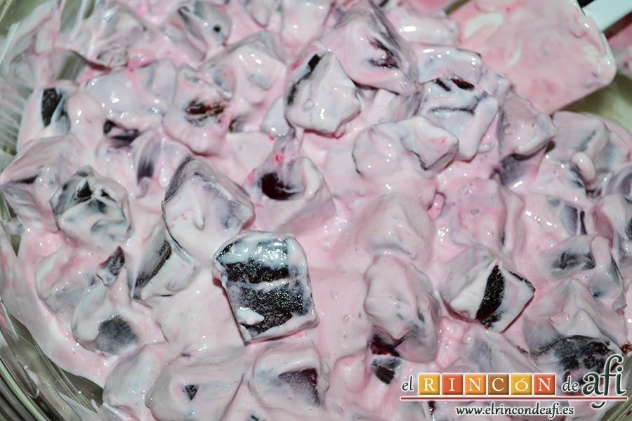 Ensaladilla de remolacha o patzarosalata, remover bien con la espátula