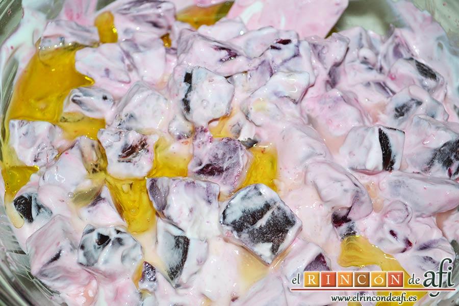 Ensaladilla de remolacha o patzarosalata, añadir el aceite y el vinagre