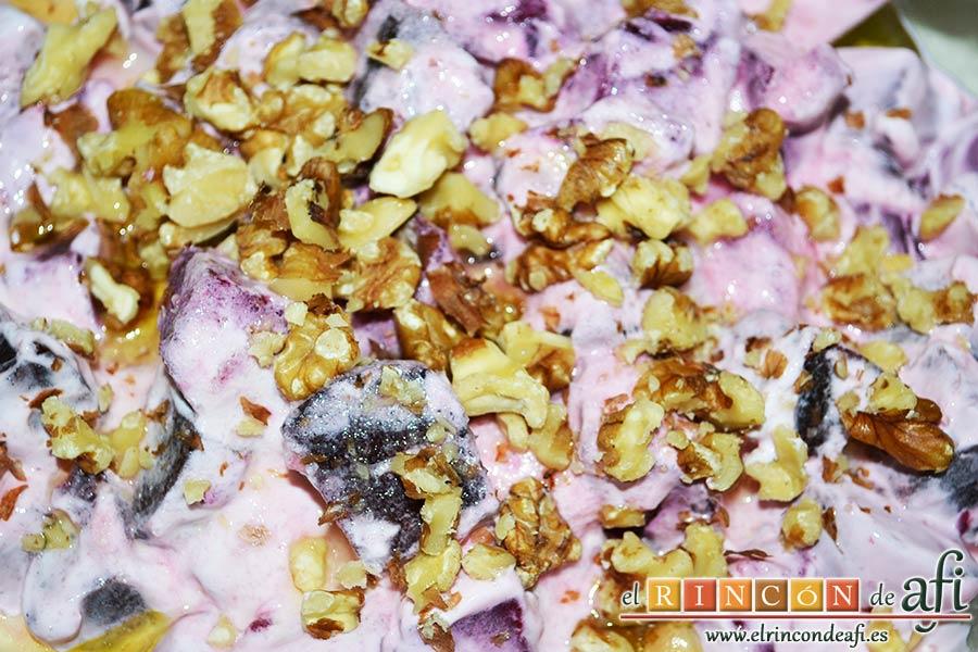 Ensaladilla de remolacha o patzarosalata, añadir nueces troceadas con una pizca de sal