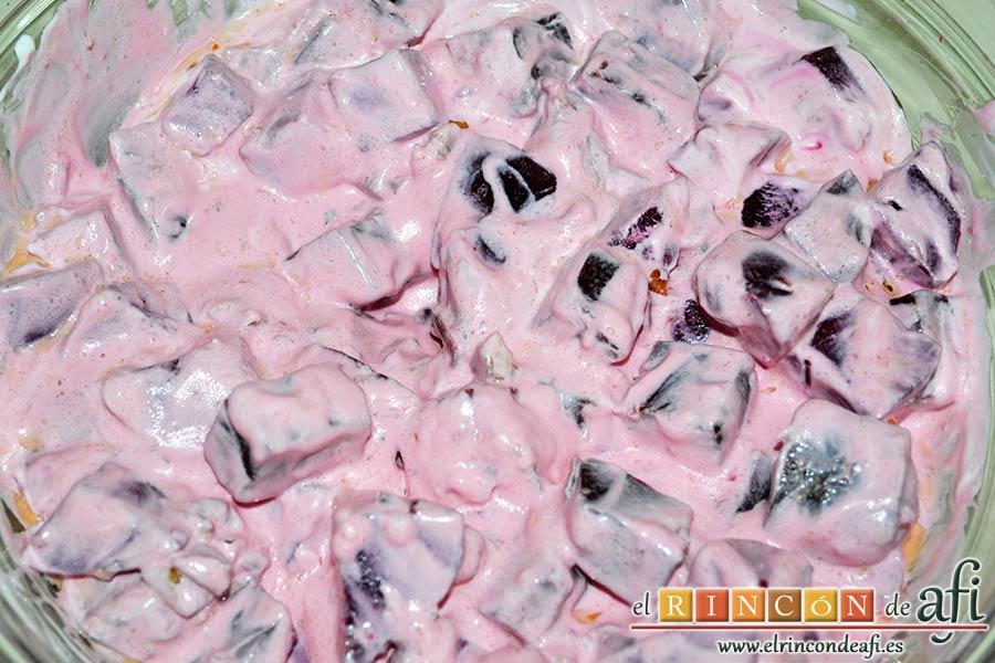 Ensaladilla de remolacha o patzarosalata, remover bien hasta integrar