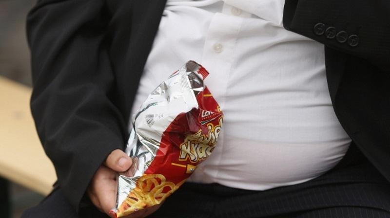 hombre con bolsa de patatas
