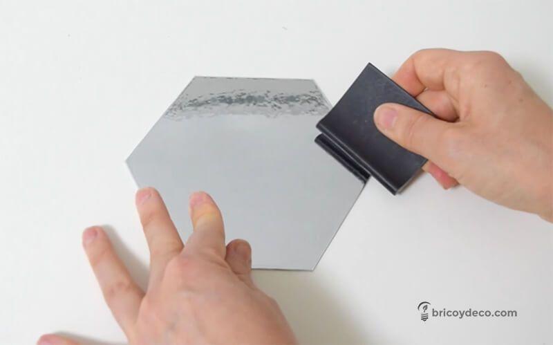forrar con vinilo espejo un hexágono de cartón